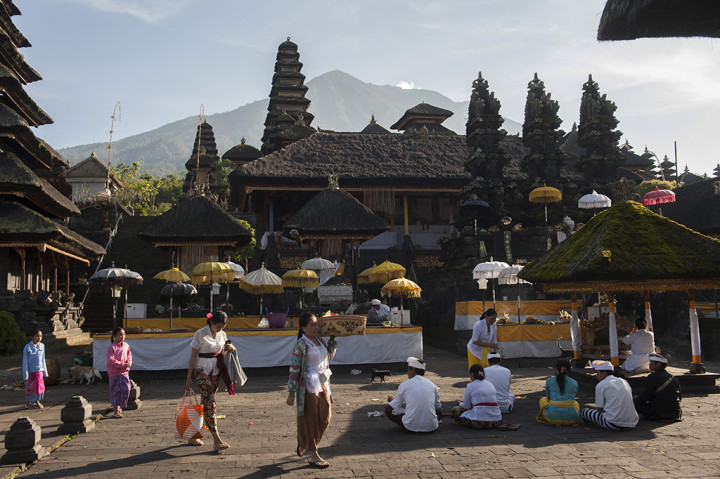 Meskipun lokasinya masuk dalam radius berbahaya aktivitas vulkanik Gunung Agung, pura tersebut tetap ramai pengunjung yang ingin bersembahyang.