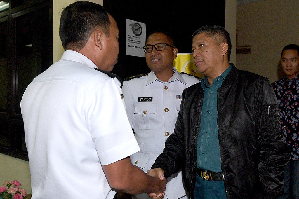 Laksma TNI Bambang Udoyo didakwa menerima suap senilai SGD 105 ribu atau sekitar Rp 1 miliar terkait proyek pengadaan satelit monitoring Badan Keamanan Laut (Bakamla).