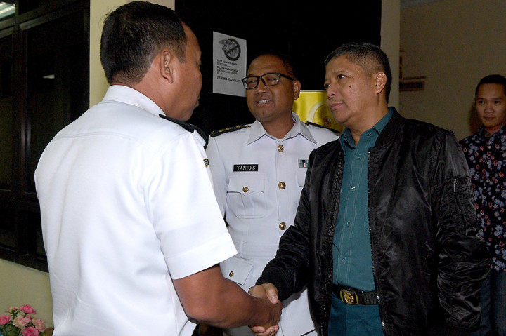 Laksma TNI Bambang Udoyo didakwa menerima suap senilai SGD 105 ribu atau sekitar Rp 1 miliar terkait proyek pengadaan satelit monitoring Badan Keamanan Laut (Bakamla).