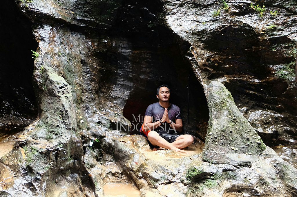 Disini pengunjung dapat melihat indahnya bantaran Sungai Gulamo yang jernih dan membelah ngarai serta tebing terjal menyerupai cukang teneuh yang berarti 