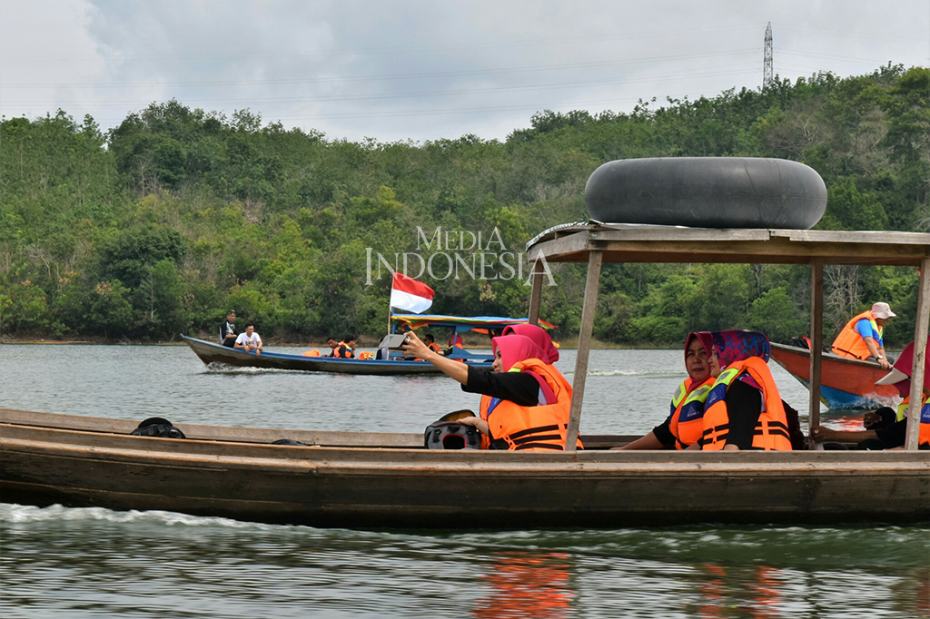 Selanjutnya dari jembatan 1 perjalanan dilanjutkan menggunakan perahu motor kayu dengan tarif Rp 750 ribu. Perahu itu memiliki kapasitas penumpang maksimal 9 orang.