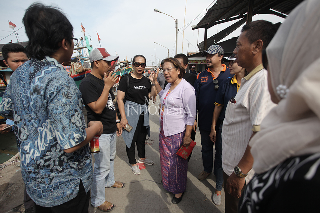 Ketua DPP Partai NasDem Bidang Pertanian dan Maritim Emmy Hafild (kanan) berdialog dengan nelayan saat Ekspedisi Bahari di Pelabuhan Jongor, Tegal, Jawa Tengah.