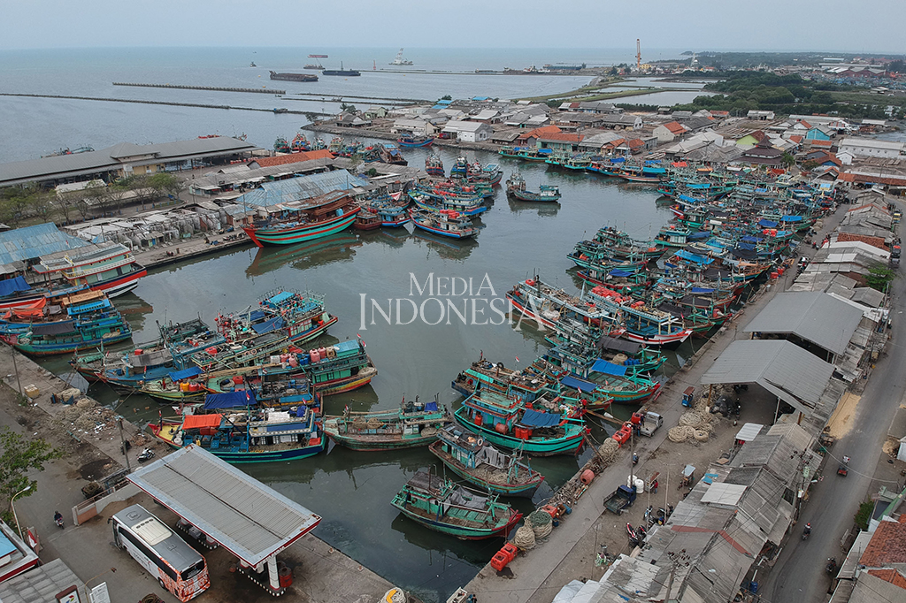 Sejumlah kapal bersandar saat tidak melaut di Pelabuhan Jongor, Tegal, Jawa Tengah.
