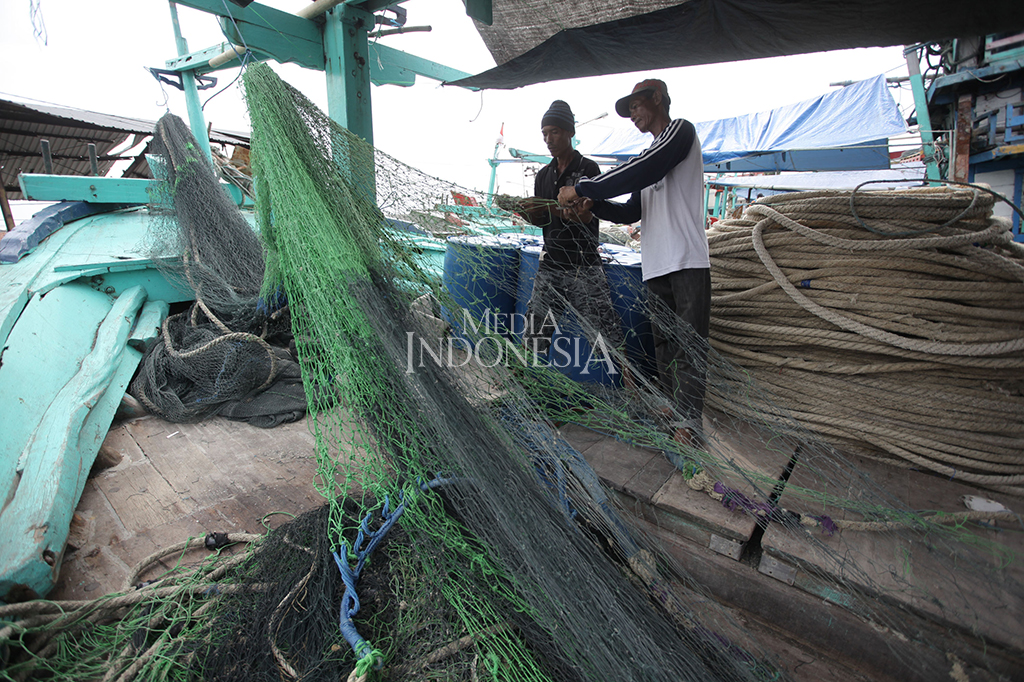 Menurut dia, meski kebijakan itu belum sepenuhnya diberlakukan, sudah banyak nelayan yang tidak melaut akibat terus merugi.