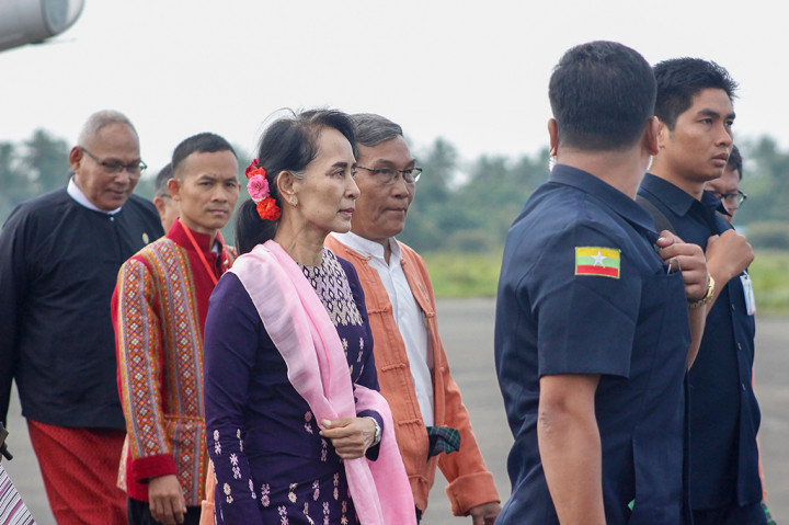 Pemimpin Myanmar yang juga perain nobel perdamaian Aung San Suu Kyi tiba di Sittwe, ibu kota dari negara bagian Rakhine.