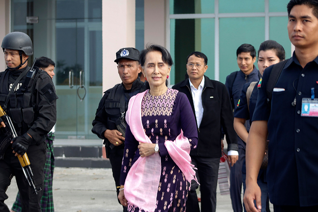 Namun kunjungan Suu Kyi ini dilakukan saat sebagian besar warga etnis minoritas muslim Rohingya telah mengungsi akibat operasi militer Myanmar di wilayah tersebut. Suu Kyi sendiri menuai kecaman internasional karena dianggap gagal bersuara lantang membela Rohingya.