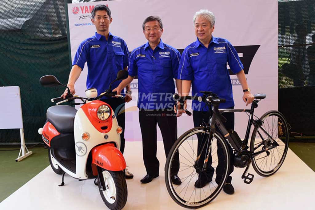 Direksi Yamaha Indonesia berpose bersama E-Vino dan sepeda berteknologi Power Assist System.