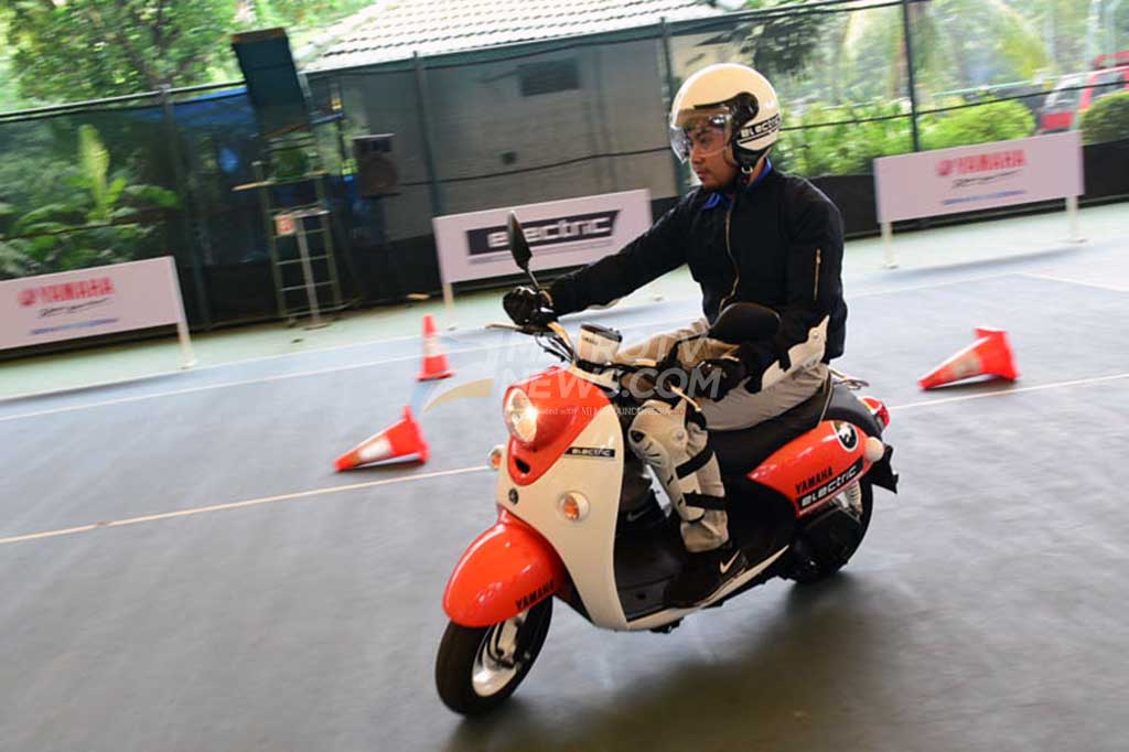 Karena bertenaga listrik, motor ini bisa digunakan juga pada ruangan tertutup.