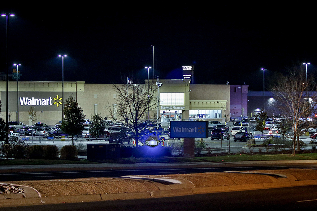 Insiden penembakan terjadi di supermarket Walmart di Thornton, Colorado, Amerika Serikat.

