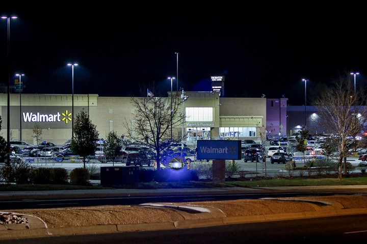Insiden penembakan terjadi di supermarket Walmart di Thornton, Colorado, Amerika Serikat.
