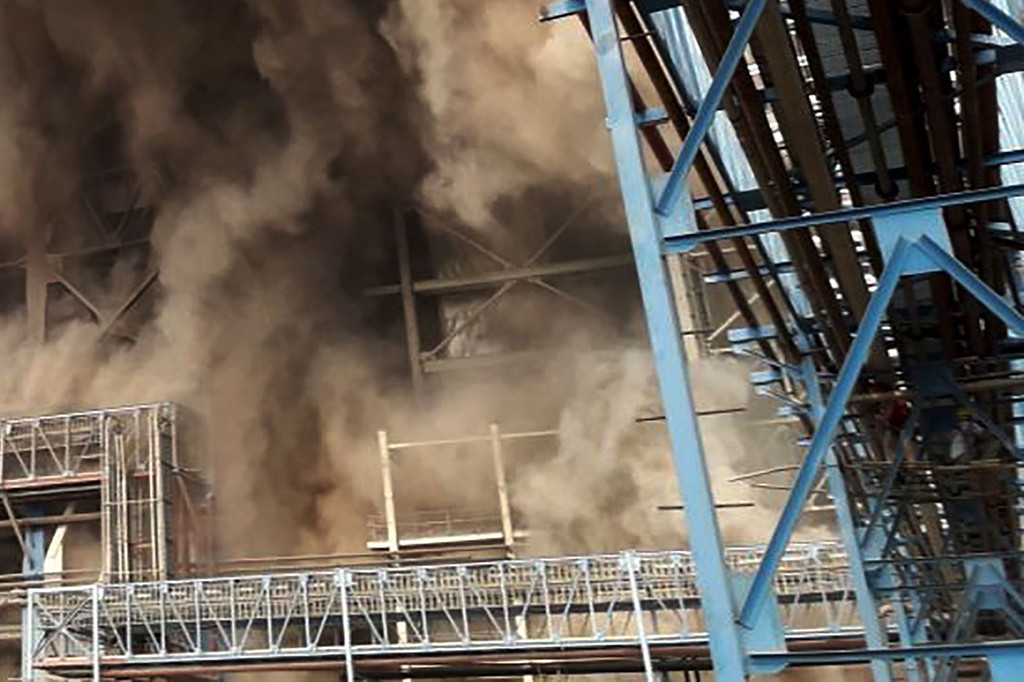 Insiden ini berawal saat salah satu pipa pendidih (boiler pipe) meledak di kompleks pusat pembangkit listrik di Uttar Pradesh, yang dikelola oleh pemerintah India. 