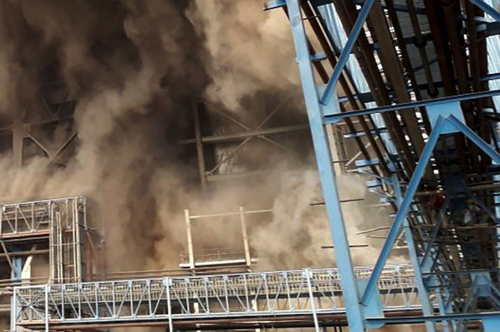 Insiden ini berawal saat salah satu pipa pendidih (boiler pipe) meledak di kompleks pusat pembangkit listrik di Uttar Pradesh, yang dikelola oleh pemerintah India. 