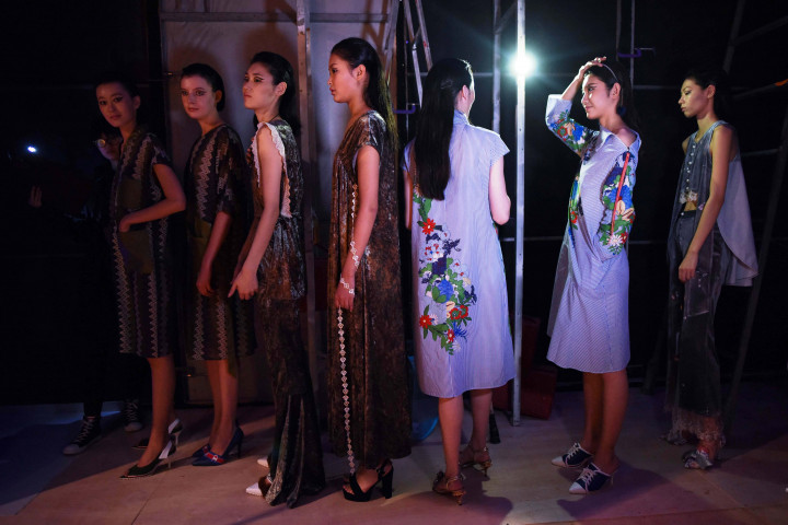 Mengobrol dan bercanda ringan untuk mengisi waktu menunggu giliran tampil di catwalk. 