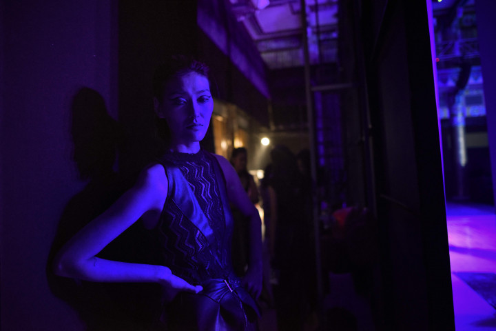 Seorang perawati nampak lelah menunggu gilirannya tampil catwalk China Fashion Show 2017.