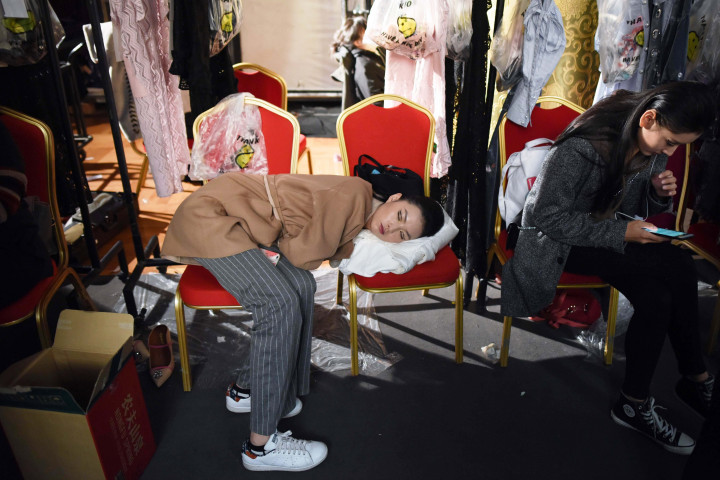 Tidur sejenak di sela latihan. Selama sepekan penuh mereka harus tampil puluhan kali di belasan catwalk terpisah, waktu istiraha jadi sangat minim. 