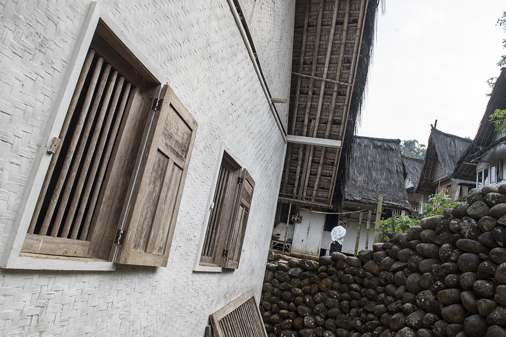 Di dalam pagar bambu yang membatasi areal kampung, terdapat rumah penduduk dan bangunan-bangunan sakral. Sementara di luar pagar merupakan tempat-tempat yang dianggap 