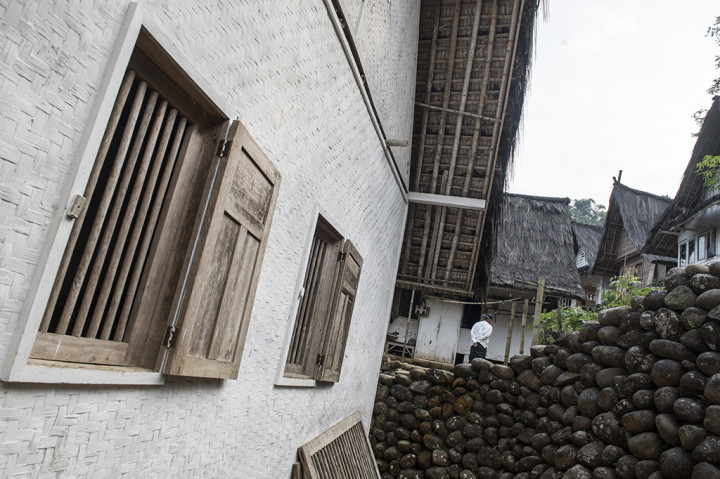 Di dalam pagar bambu yang membatasi areal kampung, terdapat rumah penduduk dan bangunan-bangunan sakral. Sementara di luar pagar merupakan tempat-tempat yang dianggap 