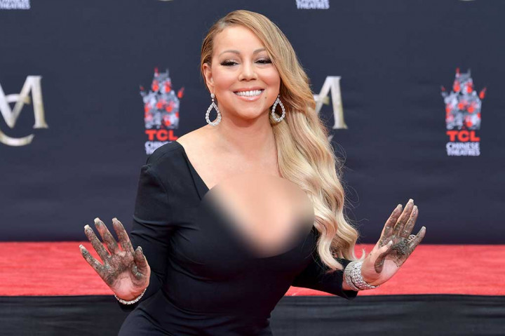 Carey memperlihatkan tangannya yang kotor oleh semen basah.