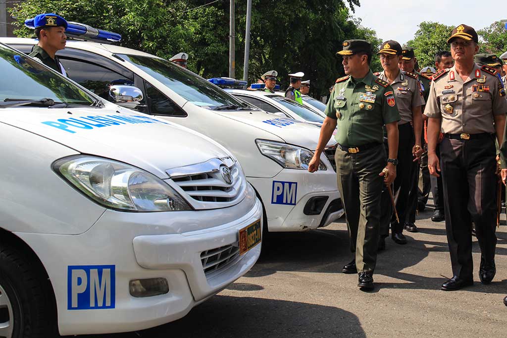 Pangdam IV/Diponegoro Mayjen Tatang Sulaiman (kiri) dan Kapolda Jawa Tengah Irjen Condro Kirono memeriksa anggota pasukan saat apel pengamanan tamu VVIP/VIP untuk pernikahan Kahiyang Ayu dengan Bobby Nasution di Manahan, Solo, Jawa Tengah, Jumat (3/11/2017). 