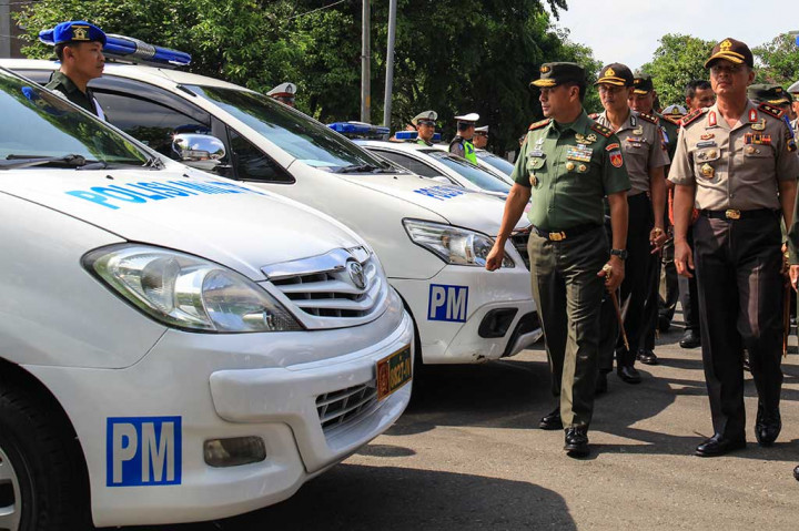 Pangdam IV/Diponegoro Mayjen Tatang Sulaiman (kiri) dan Kapolda Jawa Tengah Irjen Condro Kirono memeriksa anggota pasukan saat apel pengamanan tamu VVIP/VIP untuk pernikahan Kahiyang Ayu dengan Bobby Nasution di Manahan, Solo, Jawa Tengah, Jumat (3/11/2017). 