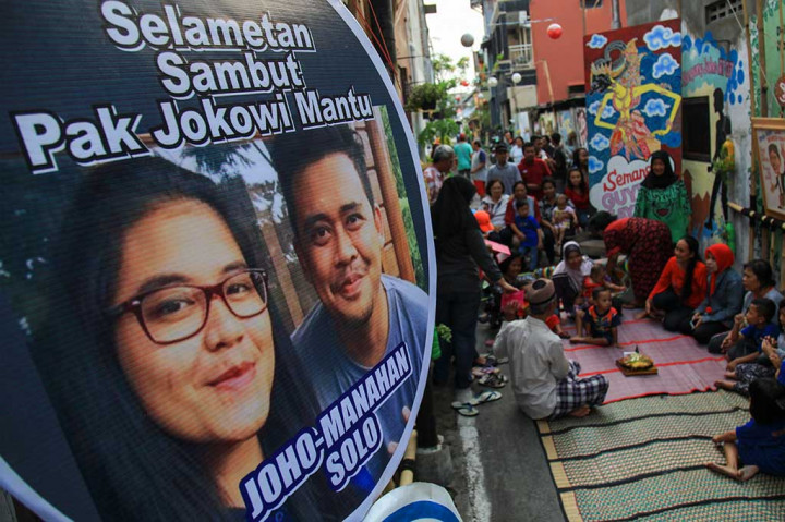 Warga mengikuti acara tumpengan kenduri selamatan menyambut pernikahan Kahiyang Ayu dengan Bobby Nasution di Solo, Jateng, Kamis (2/11/2017). 