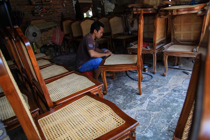 Pekerja menyelesaikan kursi rotan untuk acara pernikahan Kahiyang Ayu dengan Bobby Nasution. Sebanyak 114 kursi dipesan untuk digunakan dalam acara ijab kabul dan resepsi pernikahan kedua mempelai.