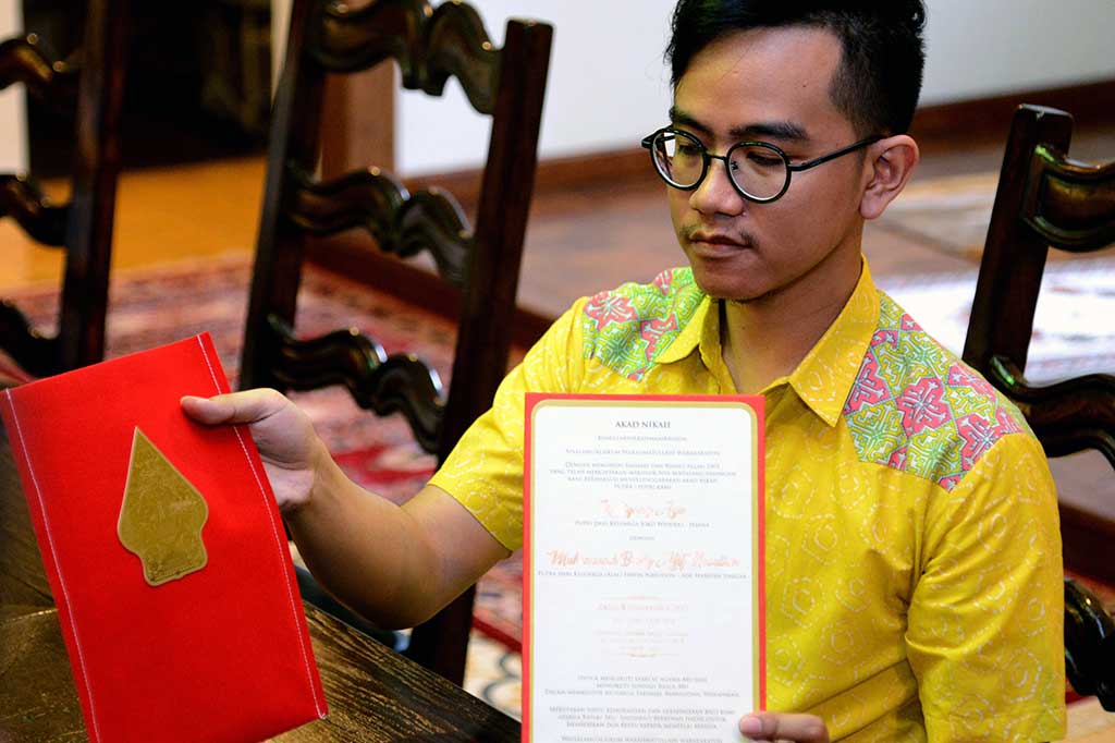 Putra sulung Presiden Jokowi, Gibran Rakabuming Raka menunjukkan undangan pernikahan adiknya Kahiyang Ayu dengan Bobby Nasution.