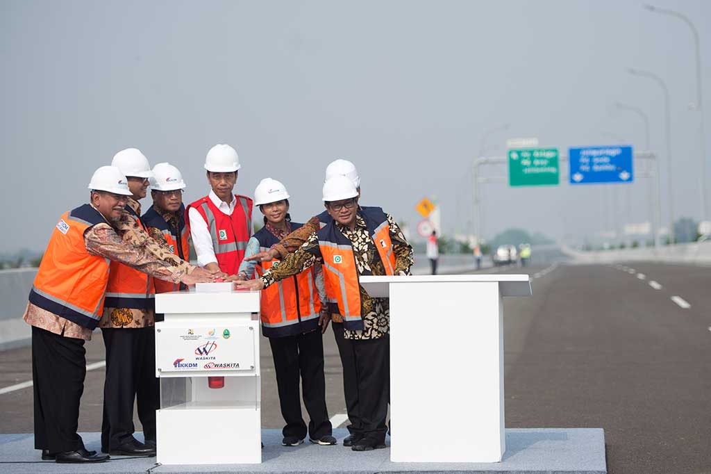 Presiden Joko Widodo (keempat kiri) bersama Wakil Gubernur Jawa Barat Deddy Mizwar (kiri), Gubernur DKI Jakarta Anies Baswedan (kedua kiri), Menteri Perhubungan Budi Karya Sumadi (ketiga kiri), Menteri BUMN Rini Soemarno (kedua kanan), serta Sekretaris Kabinet Pramono Anung menekan tombol sebagai simbol peresmian Jalan Tol Bekasi-Cawang-Kampung Melayu (Becakayu) seksi 1B dan 1C, Jakarta, Jumat (3/11/2017).