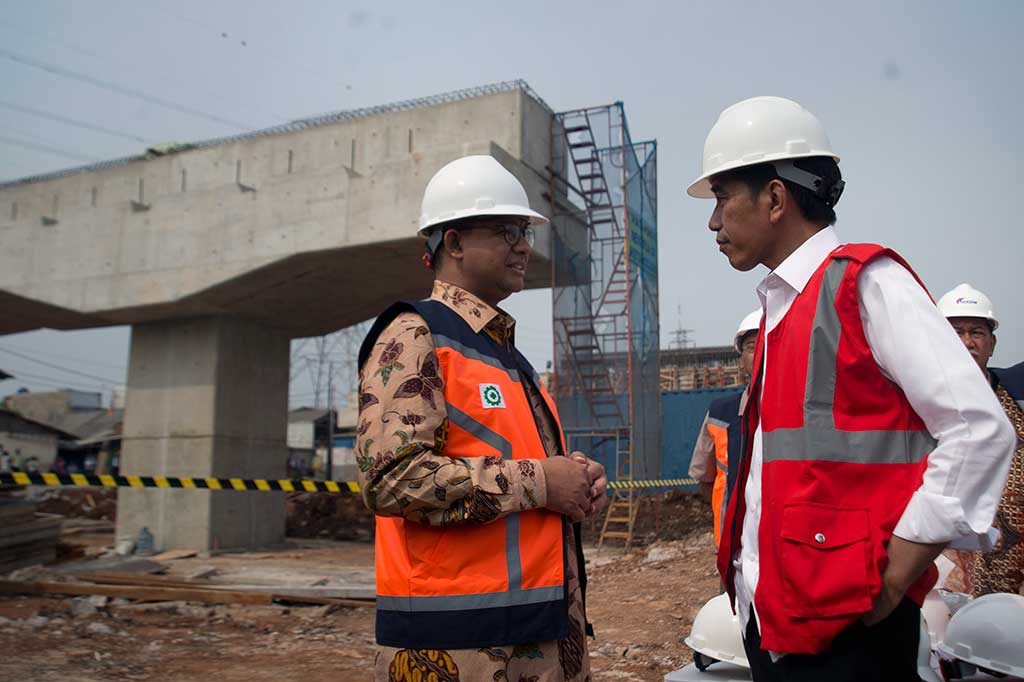 Presiden Jokowi berbincang dengan Gubernur Anies Baswedan. Belum diketahui isi pembicaraan keduanya tersebut.