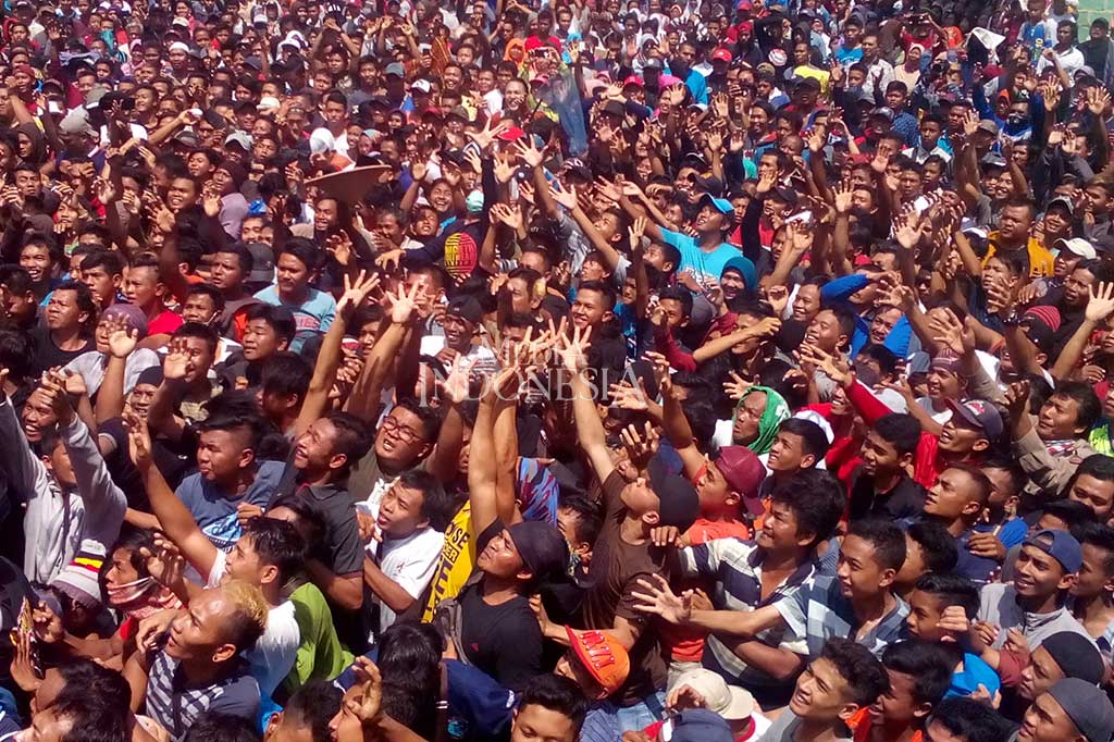 Ribuan warga dari berbagai daerah berebut sekitar 5 ton kue apem di kawasan Sendang Plampeyam, Kecamatan Jatinom, Kabupaten Klaten. Masyarakat meyakini dengan mendapatkan apem artinya memperoleh berkah dalam kehidupannya. MI/Djoko Sardjono