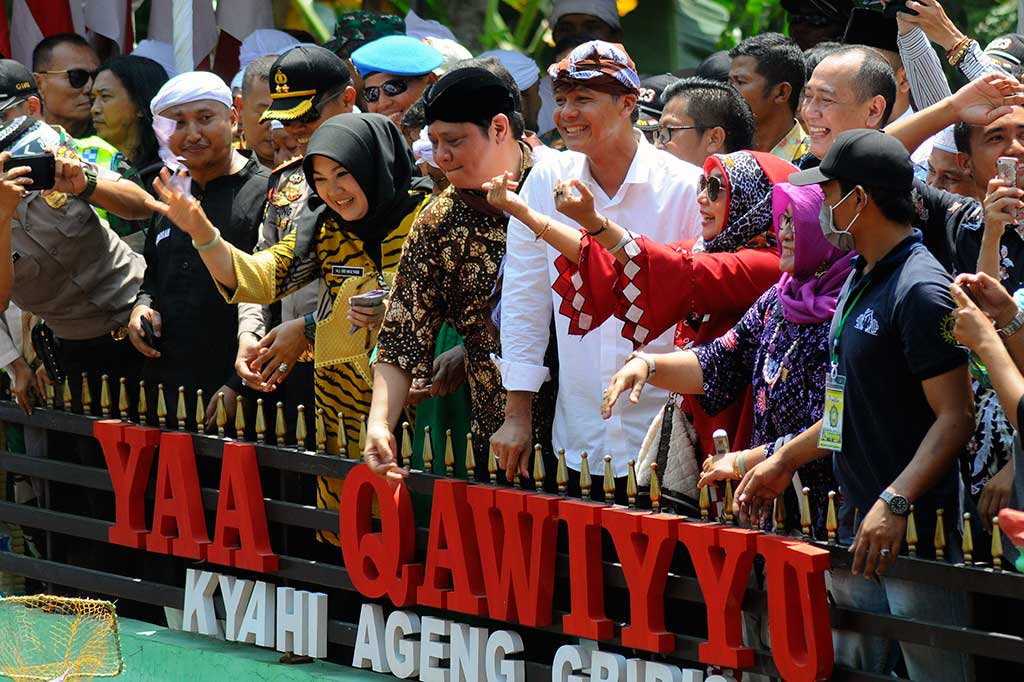 Perayaan tahun ini terbilang istimewa dibanding sebelumnya. Pasalnya kali ini dihadiri oleh Menteri Perindustrian Airlangga Hartarto dan Gubernur Jateng Ganjar Pranowo. Airlangga dan Ganjar mendapat kesempatan pertama untuk melempar apem sebagai tanda dimulainya tradisi tahunan tersebut. ANTARA/Aloysius Jarot Nugroho