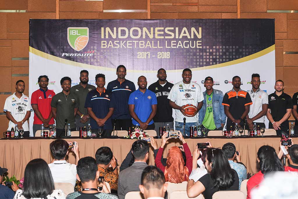 Sejumlah pemain asing Liga Bola Basket Indonesia (IBL) melakukan sesi foto usai jumpa pers di Jakarta, Jumat (3/11/2017).