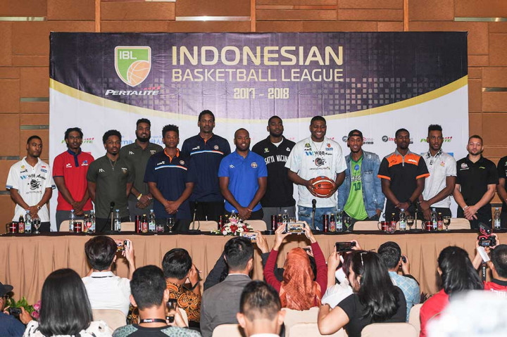 Sejumlah pemain asing Liga Bola Basket Indonesia (IBL) melakukan sesi foto usai jumpa pers di Jakarta, Jumat (3/11/2017).