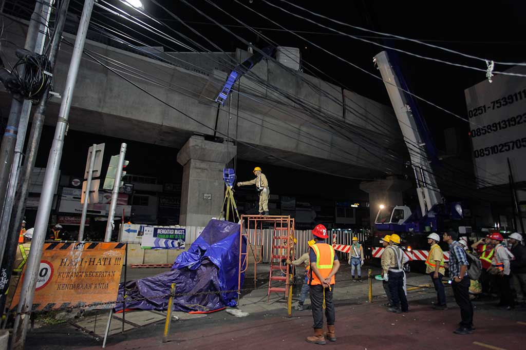 Berdasarkan investigasi sementara, diketahui kronologis kejadian jatuhnya parapet saat dilakukan pemasangan OCS parapet dengan beban tiga ton menggunakan crane truck berkapasitas 10 ton dengan posisi di atas deck girder proyek MRT Jakarta di Jalan Wijaya II pada pukul 21.00 WIB.