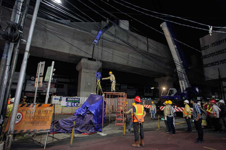 Berdasarkan investigasi sementara, diketahui kronologis kejadian jatuhnya parapet saat dilakukan pemasangan OCS parapet dengan beban tiga ton menggunakan crane truck berkapasitas 10 ton dengan posisi di atas deck girder proyek MRT Jakarta di Jalan Wijaya II pada pukul 21.00 WIB.