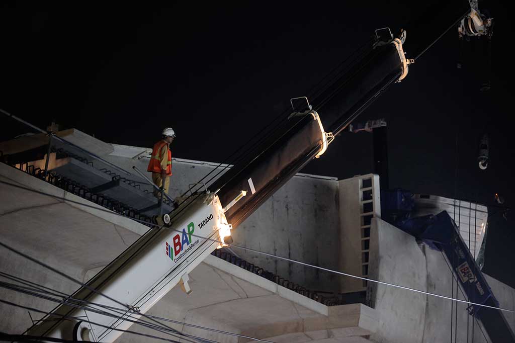 Ketika setting OSC parapet sedang berlangsung, tiba-tiba crane truck tidak stabil dan OSC parapet jatuh ke jalan, melewati batas pengamanan di bawah deck girder yang telah tertutup separuh.

OSC parapet tidak langsung terjun ke jalan karena tertahan oleh crane truck dan parapet yang telah terpasang. OSC parapet  kemudian menimpa kendaraan bermotor roda dua yang sedang melaju dan mengenai pengendara. Pengendara mengalami luka ringan dan segera dibawa ke RS.