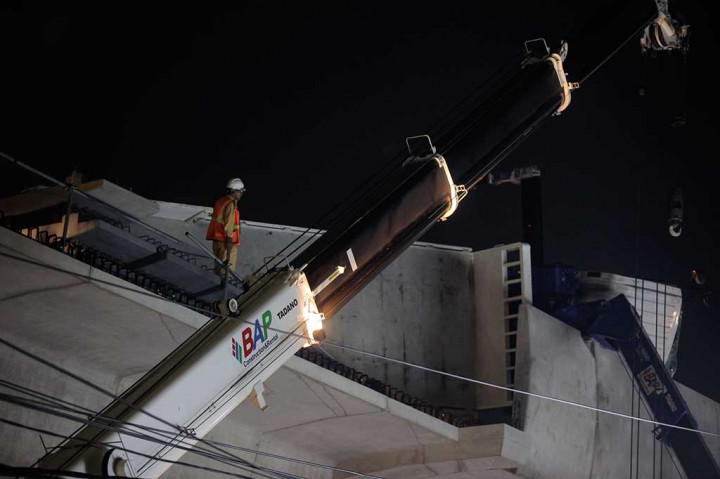 Ketika setting OSC parapet sedang berlangsung, tiba-tiba crane truck tidak stabil dan OSC parapet jatuh ke jalan, melewati batas pengamanan di bawah deck girder yang telah tertutup separuh.

OSC parapet tidak langsung terjun ke jalan karena tertahan oleh crane truck dan parapet yang telah terpasang. OSC parapet  kemudian menimpa kendaraan bermotor roda dua yang sedang melaju dan mengenai pengendara. Pengendara mengalami luka ringan dan segera dibawa ke RS.