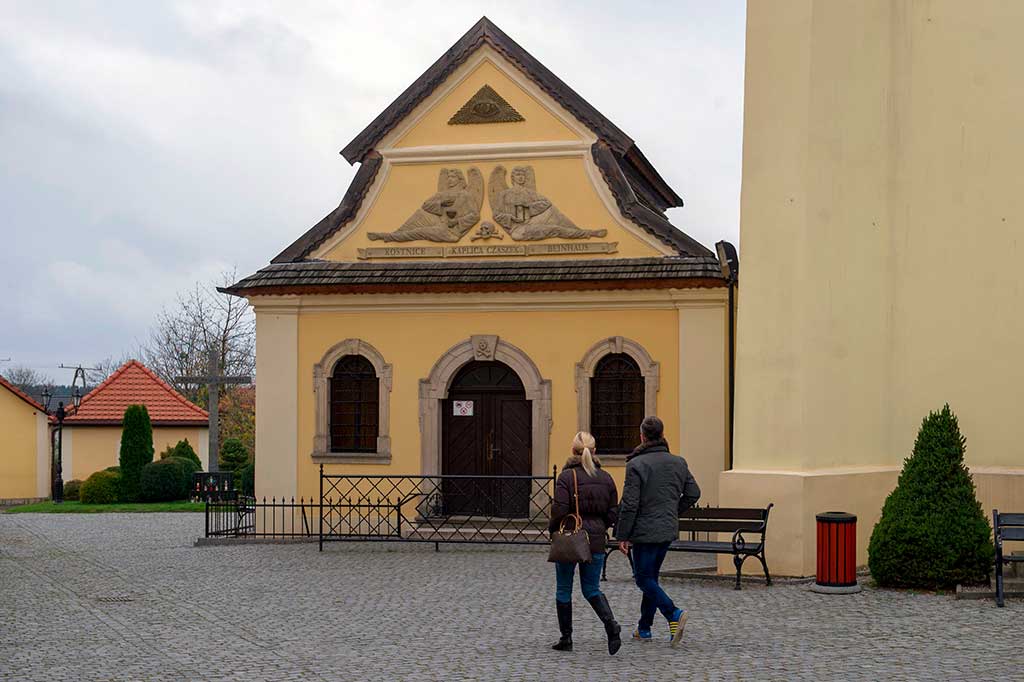 Dari luar, Gereja St Bartholomew di Czermna, Kudowa, seperti bangunan yang lainnya dan terlihat tidak ada yang aneh.