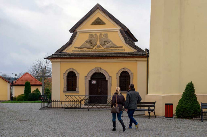 Dari luar, Gereja St Bartholomew di Czermna, Kudowa, seperti bangunan yang lainnya dan terlihat tidak ada yang aneh.