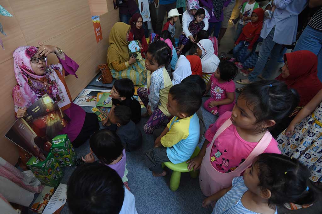 FDII 2017 mengangkat tema #CeritaAjaib yang melibatkan 50 pendongeng dari dalam dan luar negeri. Sejumlah pendongeng internasional yang diagendakan hadir pada #FDII2017, antara lain Kiran Shah (Singapura), Seung Ah Kim (Korsel), Craig Jenkins (Inggris), Tanya Batt (Selandia Baru) dan Uncle Fat (Taiwan). Beberapa pendongeng dari dalam negeri antara lain Aio (Jakarta), Rona Mentari (Yogyakarta) dan kelompok boneka Puppetaria.