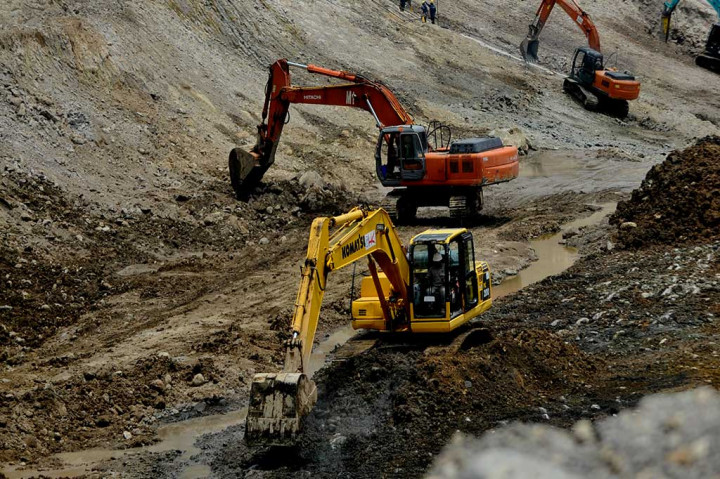 Proyek waduk berkapasitas 9,26 juta meter kubik air dengan luas 132 hektare itu ditargetkan selesai pada 2018 untuk segera difungsikan sebagai pengendali banjir, mengairi ribuan hektar sawah, sumber penyuplai air baku, pembangkit listrik sekaligus menjadi area wisata baru.