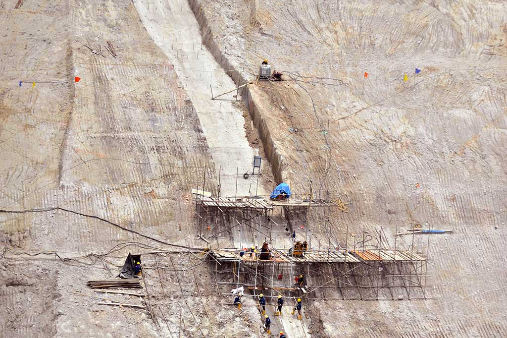 Waduk Sindang Heula merupakan salah satu proyek strategis nasional di Provinsi Banten dengan menghabiskan anggaran senilai Rp427 miliar. Proyek tersebut sudah dimulai sejak November 2015.