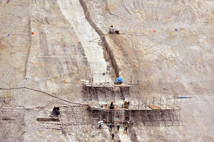 Waduk Sindang Heula merupakan salah satu proyek strategis nasional di Provinsi Banten dengan menghabiskan anggaran senilai Rp427 miliar. Proyek tersebut sudah dimulai sejak November 2015.