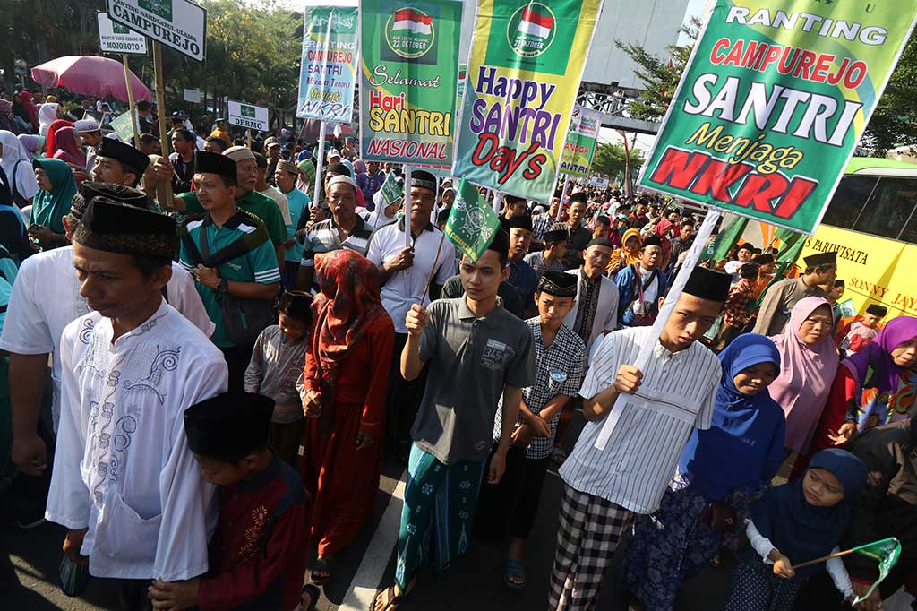 Ribuan santri dan pengurus pondok pesantren mengikuti jalan santai bersarung yang diselenggarakan oleh Nahdlatul Ulama (NU) di Kota Kediri, Jawa Timur, Minggu (5/11). ANTARA/Prasetia Fauzani