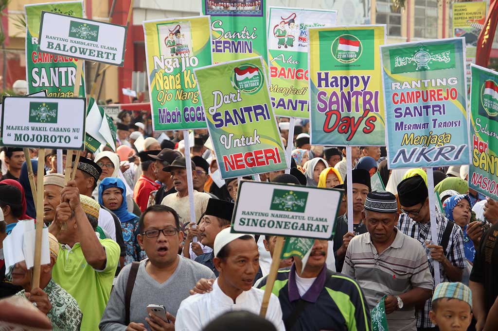 Jalan santai yang diikuti oleh ribuan santri tersebut sebagai penutup rangkaian kegiatan menyambut Hari Santri Nasional sekaligus sebagai sarana silaturahmi antarpondok pesantren. ANTARA/Prasetia Fauzani