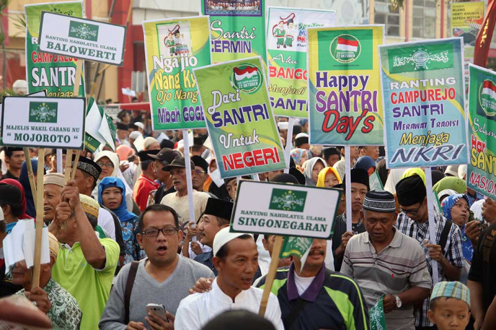 Jalan santai yang diikuti oleh ribuan santri tersebut sebagai penutup rangkaian kegiatan menyambut Hari Santri Nasional sekaligus sebagai sarana silaturahmi antarpondok pesantren. ANTARA/Prasetia Fauzani