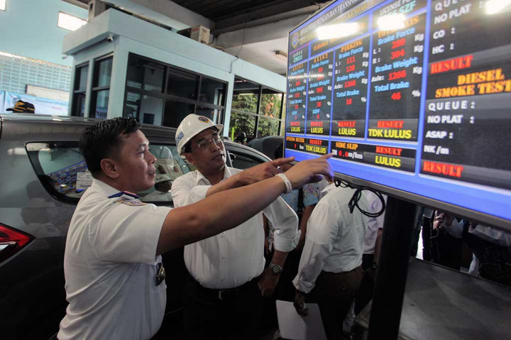 Menhub mendengarkan penjelasan Wakadishub Provinsi DKI Jakarta Sigit Wijatmoko. Menhub mengimbau selain taksi 'online' atau dalam jaringan (daring), taksi konvensional juga wajib mengikuti uji kir sebagai salah satu kewajiban operasional kendaraan komersial untuk menjamin keselamatan penumpang.