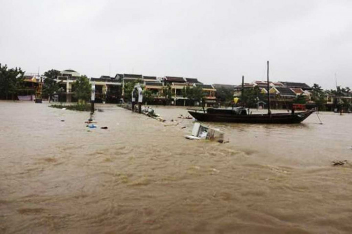 Badai yang mendarat pada Sabtu pagi (4/11/2017) tersebut merupakan yang terburuk dalam beberapa dasawarsa yang menyerang wilayah pesisir selatan.