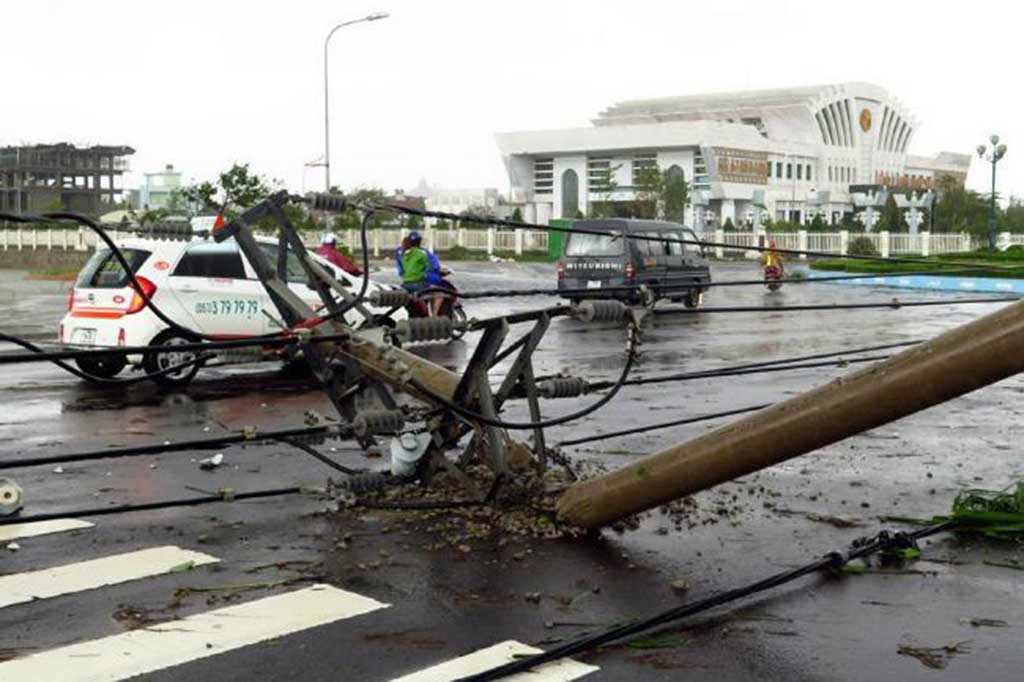 Topan dengan kecepatan 130 km/jam tersebut mengakibatkan sekitar 27 orang tewas dan 22 lainnya hilang. 40 ribu rumah juga hancur dan tiang-tiang listrik bertumbangan.
