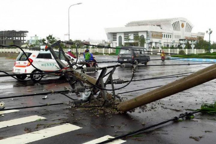Topan dengan kecepatan 130 km/jam tersebut mengakibatkan sekitar 27 orang tewas dan 22 lainnya hilang. 40 ribu rumah juga hancur dan tiang-tiang listrik bertumbangan.